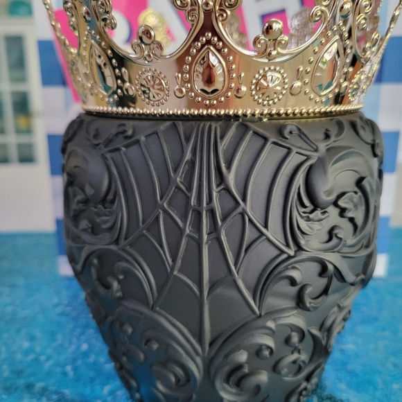 Bath and Body Skull Crown Candle Holder NEW - Picture 2 of 5